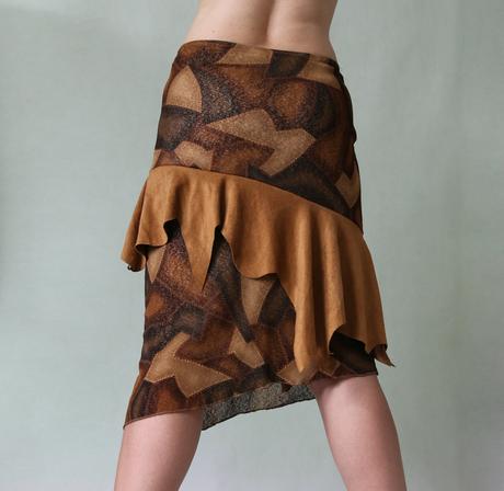 Cípatá asymetrická sukně imitující kůži vel.s, s