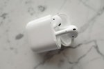 Proč se jedno AirPod vybíjí rychleji než druhé?