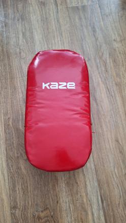 Kaze lapa odražeč kopů a úderů,