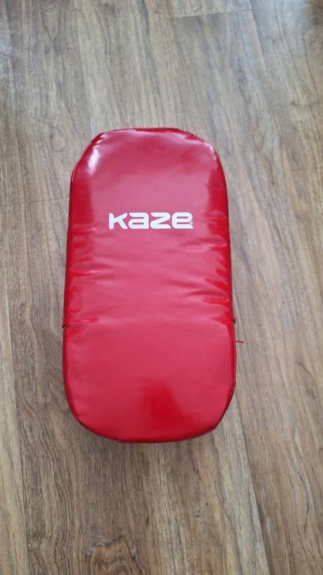 Kaze lapa odražeč kopů a úderů,