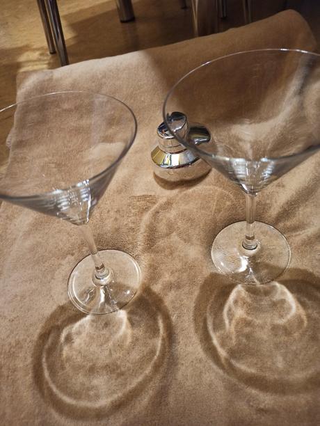 Shaker a dvě sklenice na drink,