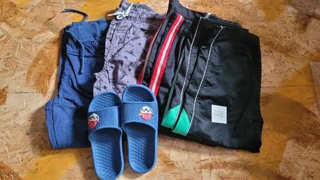 2 x tepláky, 2 x pláťáky a pantofle, 104–116