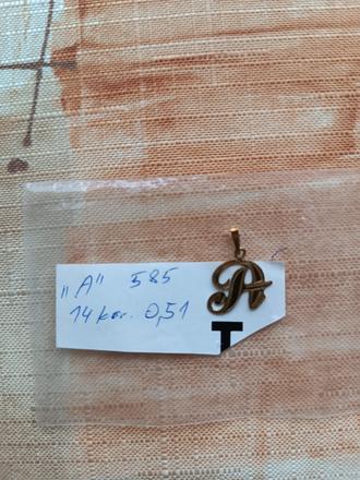 Zlatý přívěsek a,