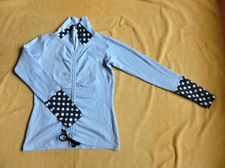 Světle modrá slabá mikina puntíky vel. s, s