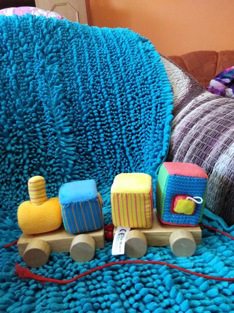 Dřevěná mašinka s plyšovými vagony, 