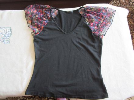 Pěkné téměř nenošené černé bavl. elast. tričko, 40