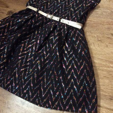 Slavnostní šaty s barev. nitkami a stříbr. páskem, tu,104