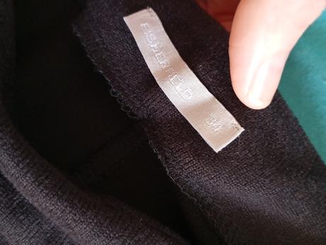 Pletené černé šaty s vyúžením pasu a kapsami, gate,36