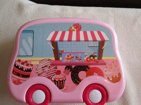 Pěkný přenosný plastový kufřík s kuchyňkou,