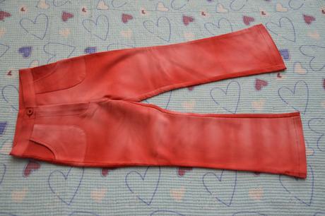 Elastické červené kalhoty, motiv batika, 116