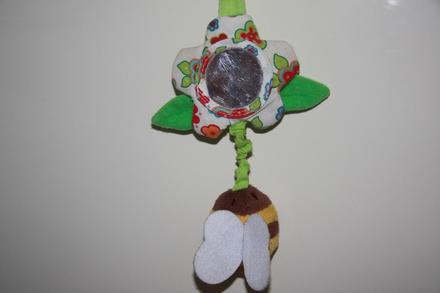 Včelka na zavěšení zn.latitude enfant , 