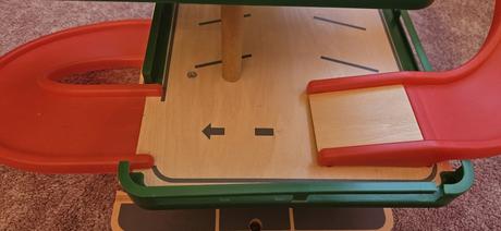 Woody dřevěná patrová garáž s výtahem, 