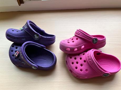 2x crocs 6/7, crocs,22