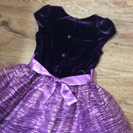 Slavnostní šaty zdobené kamínky, 98