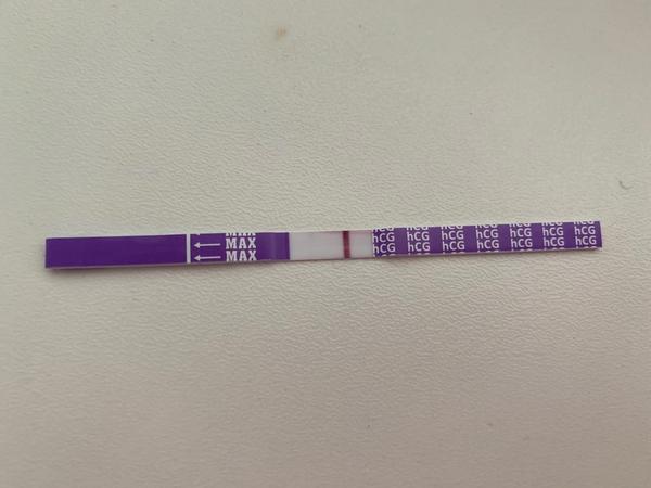 Je tam vidět čárka?