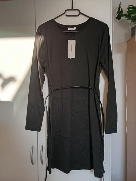 Nové černé šaty s tenkým páskem, terranova,m