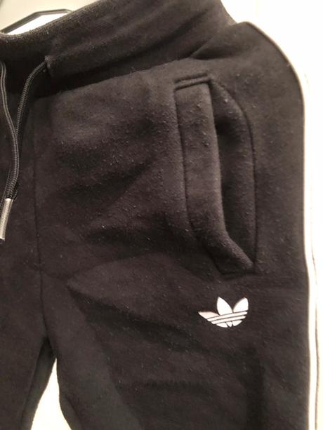 Černé tepláčky adidas s kapsami a tkaničkou, 92