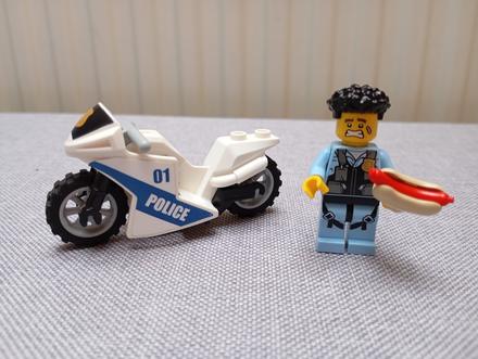 Lego hladový policista s motorkou, 