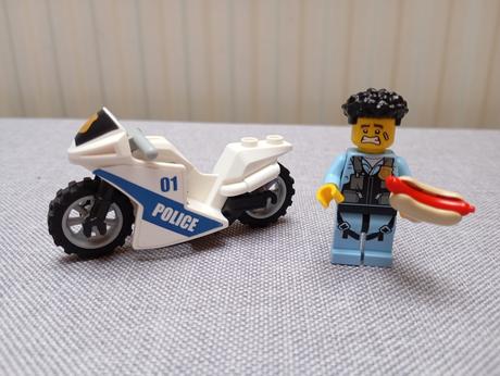 Lego hladový policista s motorkou,