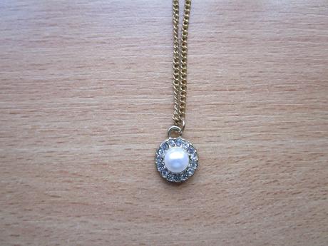 Zajímavý řetízek s malou perlou ve zlaté barvě, 