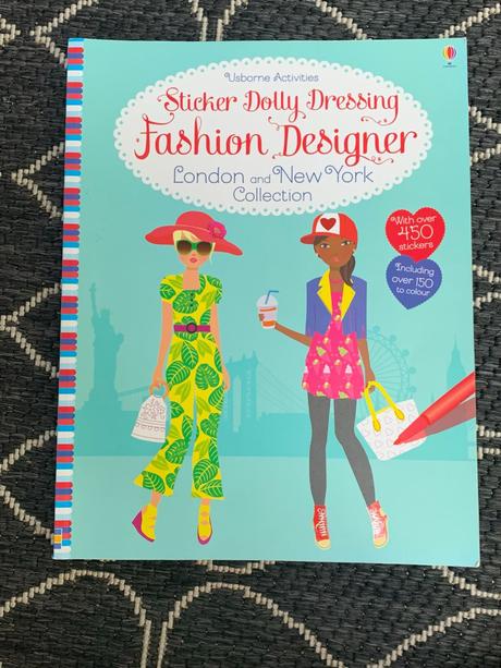 Sada s nálepkovými knižkami, zošitkami a bábikami,