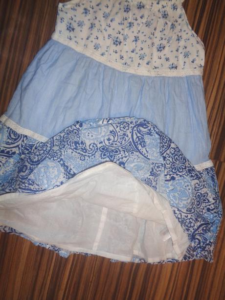 Krásné bílomodré volánové šaty, nutmeg,110