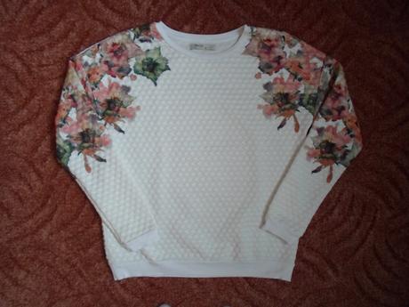 Bílá květovaná mikina mikinka, bershka,m