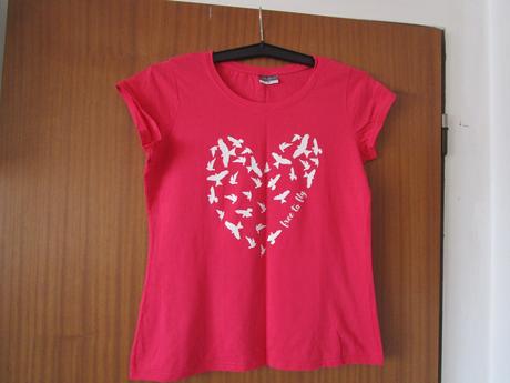 Pěkné červené bavl. tričko, vepředu pěkný potisk, m