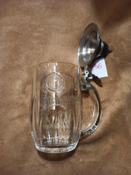 Skleněný korbel, půllitr a malá lahev, 