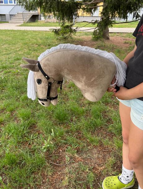 Koník hobby horse blondie s černou ohlávkou,