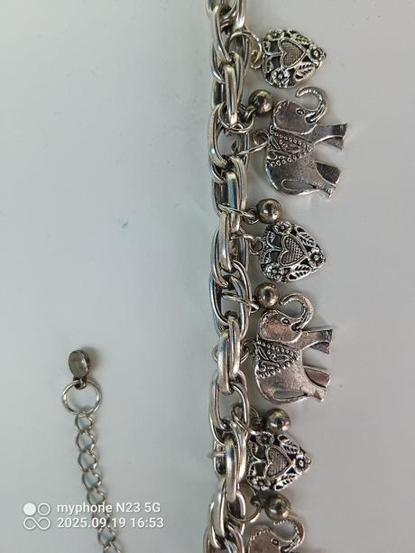 Náramek s přívěsky silný,