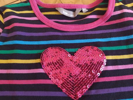 Pruhované tričko s flitrovým srdíčkem, 122