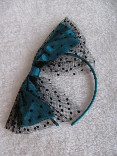 Krásná nová čelenka se saténovou mašlí,