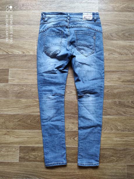 Džíny, 36