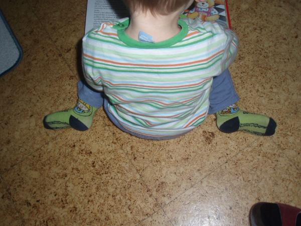 Dítě sedí mezi patičkami a vytáčí ven špičky - problém?