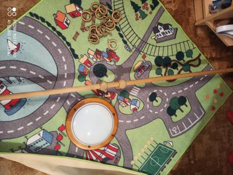 Garnýžová tyč a stropní světlo,