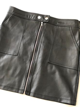 Černá koženková sukně, 
