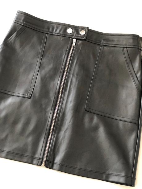 Černá koženková sukně,