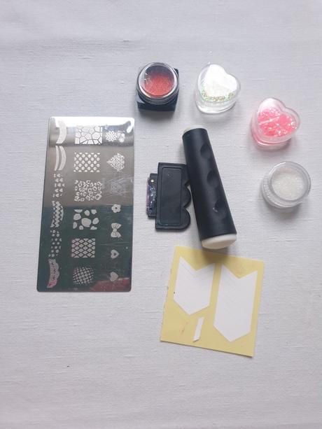 Potřeby na manikůru -třpytky, razítkovací destička, 