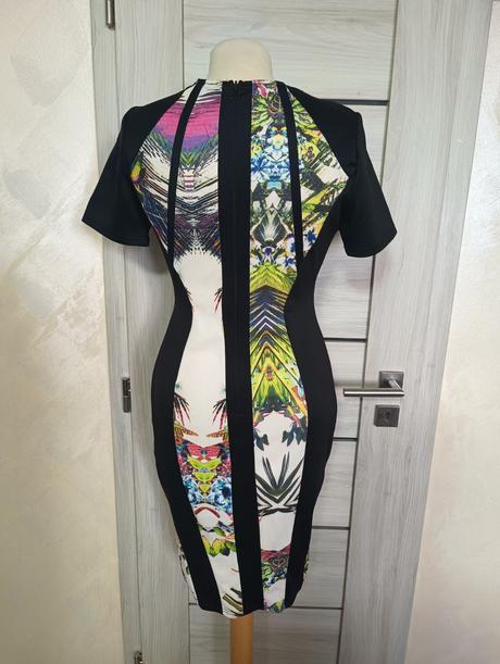 Elegantní, květované šaty ke kolenům., m