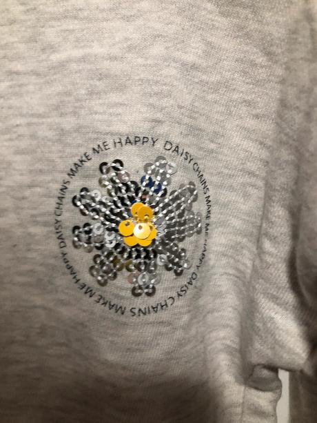 Šedá mikina s kopretinou, 104