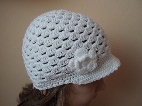 Bílá háčkovaná čepice bekovka, 116