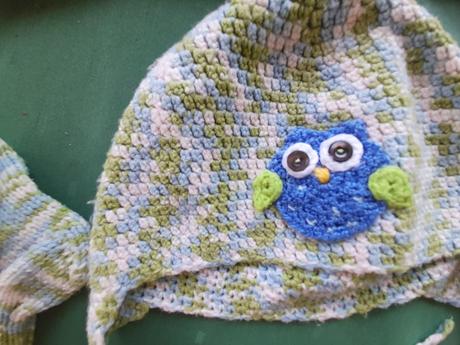 Čepice pletená se sovičkou a ponožky, 92