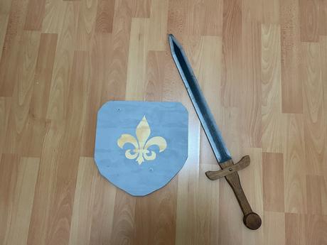 Dětský dřevěný meč a štít, 