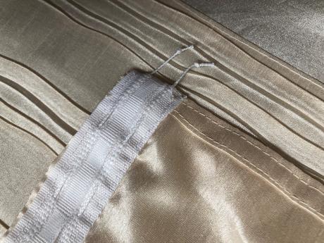 Cremove zavesy dekorace leskle, 