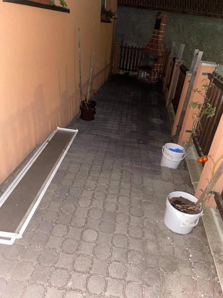 Posezení na předzahrádce.. před domem. Dát tam pískoviště a v létě sedávat, grilovat?