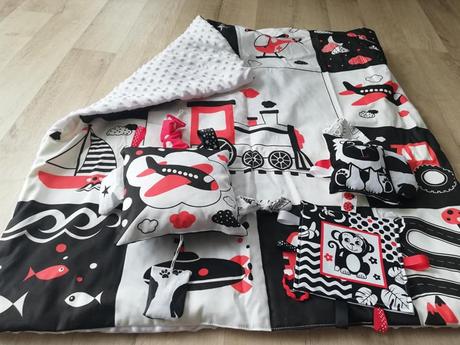 Kontrastní deka do kočárku plus hračky, 