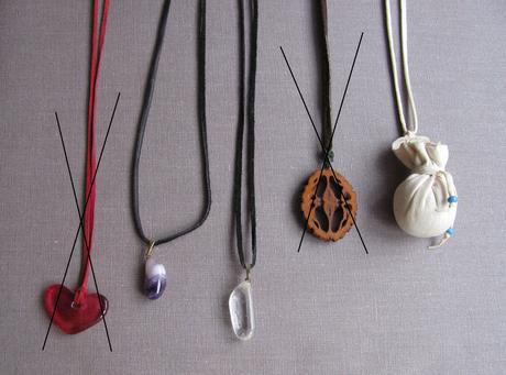 Přívěsky na kůži,