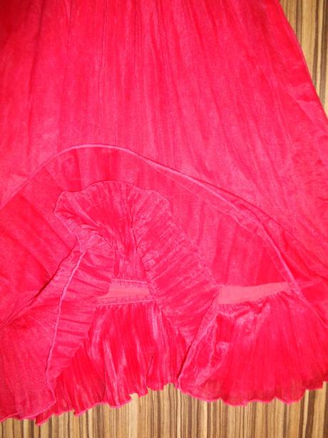 Červené plisované šaty, 128