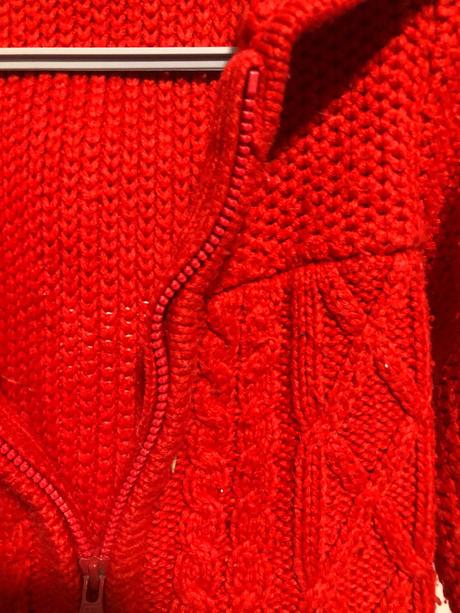 Červený svetr s kapucí, 86